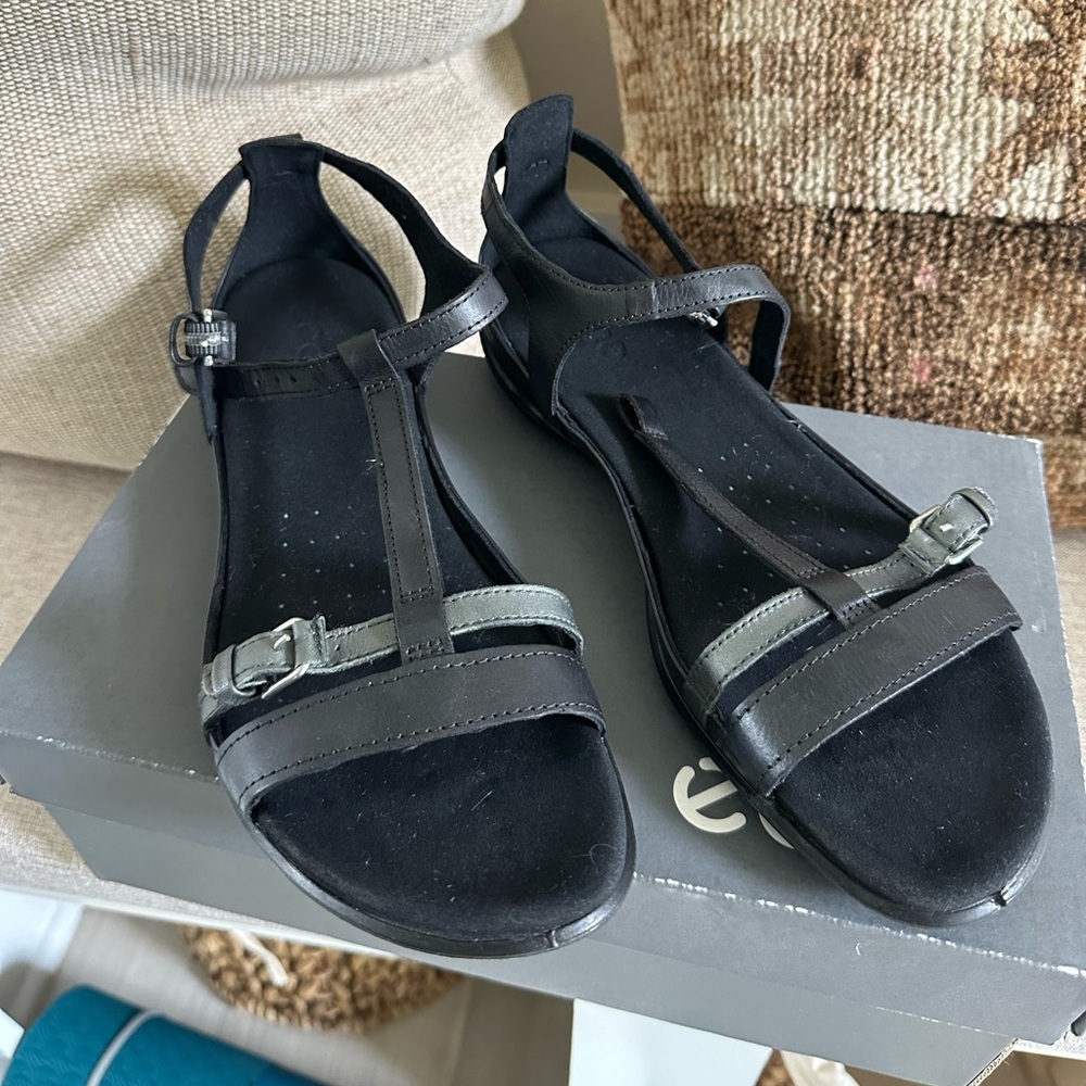 ECCO Womens Flash T Strap Black Leather
Sandals